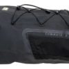 Vodotesný batoh na bicykel vyrobený z nepremokavého polyesteru. Nastaviteľné ramienka a panvové popruhy. Bočné sieťované vrecká a gumený remienok vpredu. Rozmery 43x22x60cm